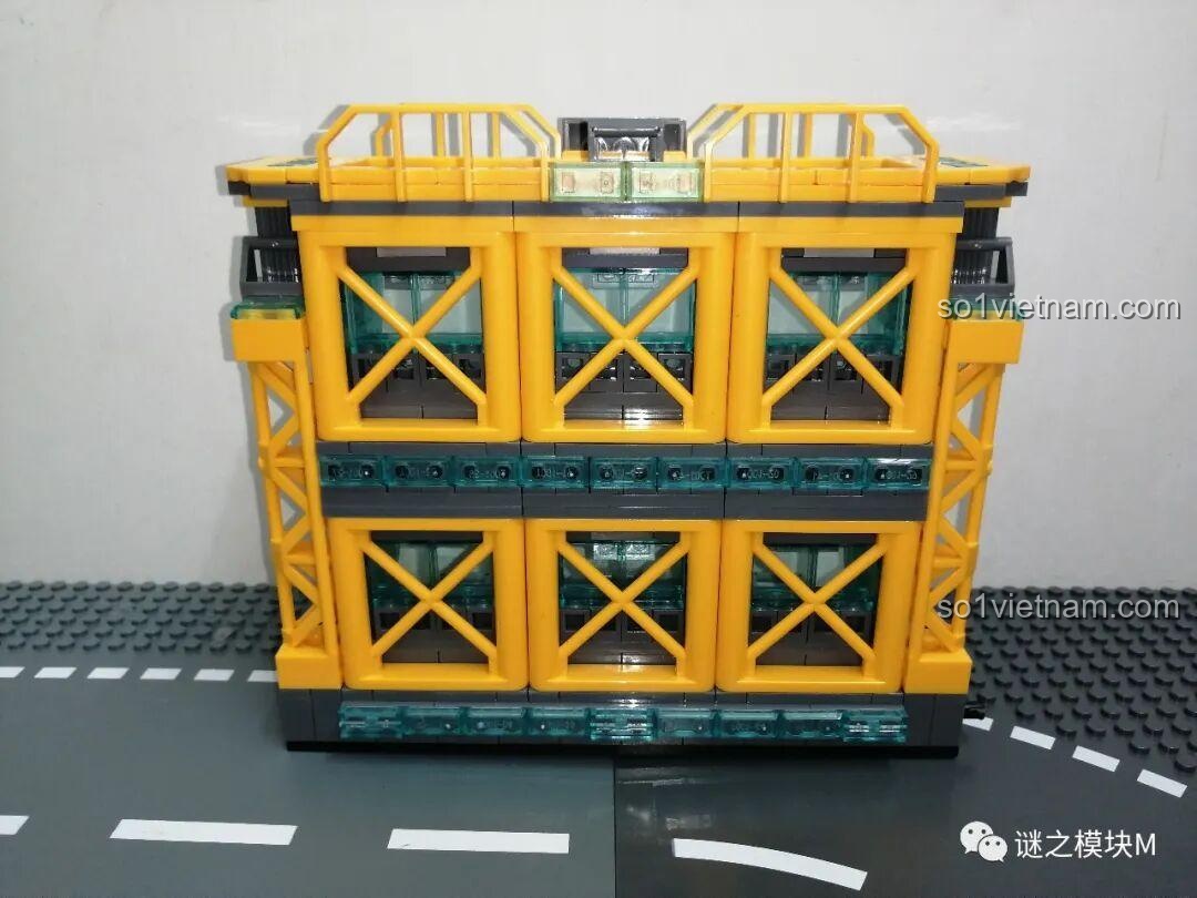 Minifigure Tony Stark với áo hoodie đặc trưng trong bộ LY 76028 Đại Hộ Vệ Thép Anh Hùng. Đánh giá LY 76028.