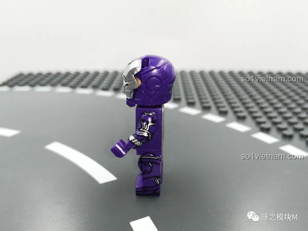 Minifigure War Machine màu xanh nhìn nghiêng trong bộ LY 76028 Đại Hộ Vệ Thép Anh Hùng. Đánh giá LY 76028.