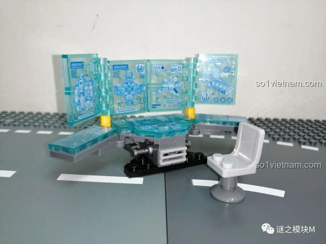 Bàn máy tính công nghệ cao với các màn hình hiển thị thông tin trong bộ LY 76028 đồ chơi lắp ráp. Review đồ chơi lắp ráp.