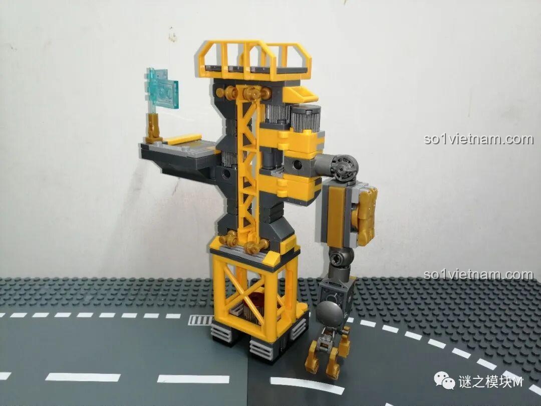 Cánh tay cơ khí lớn bên phải của bệ tháo lắp Hulkbuster trong bộ LY 76028 đồ chơi lắp ráp. Review đồ chơi lắp ráp.