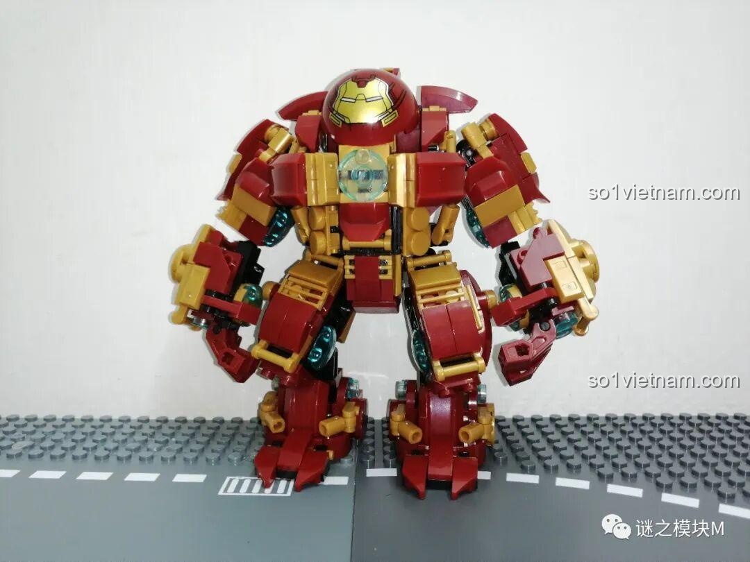 Hulkbuster khổng lồ của bộ LY 76028 đồ chơi lắp ráp nhìn nghiêng, thể hiện độ dày và chi tiết. Review đồ chơi lắp ráp.
