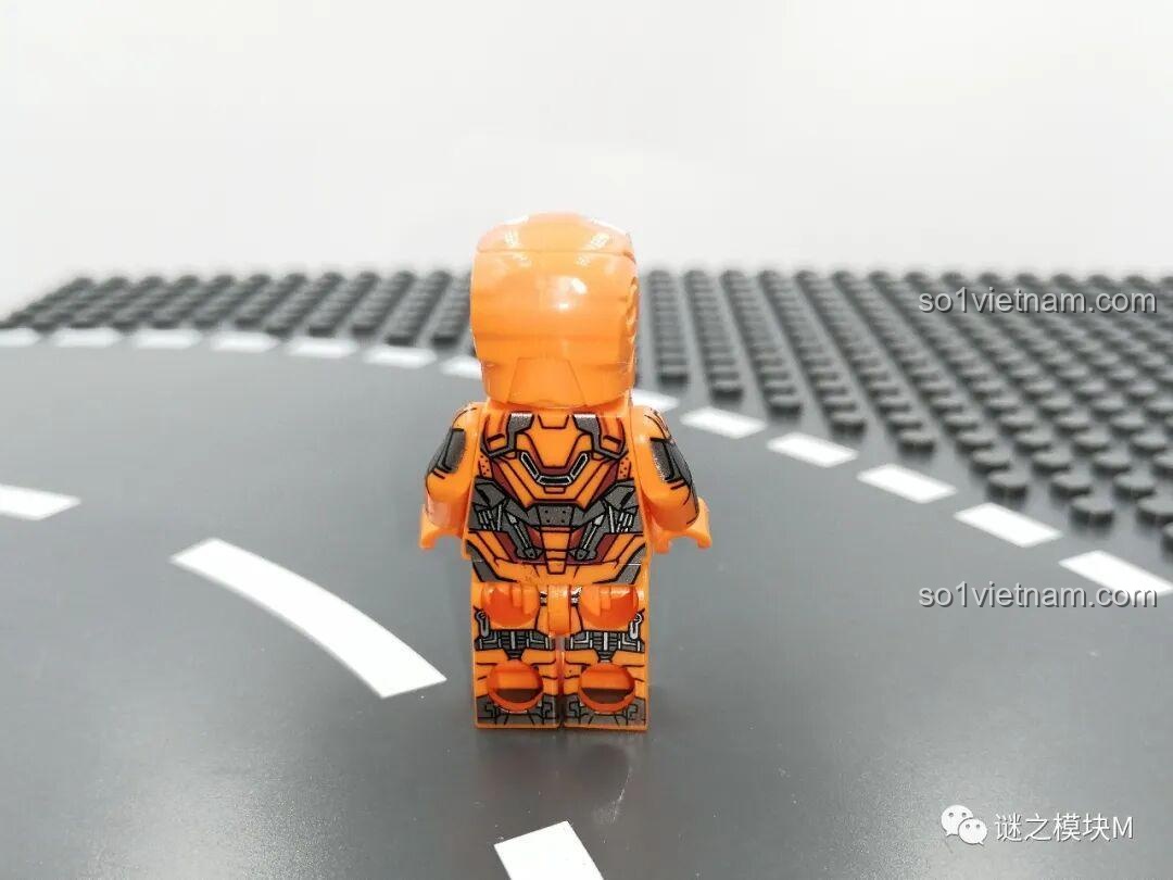 Mặt sau của minifigure Iron Man MK26 trong bộ LY 76028 đồ chơi lắp ráp. Review đồ chơi lắp ráp.