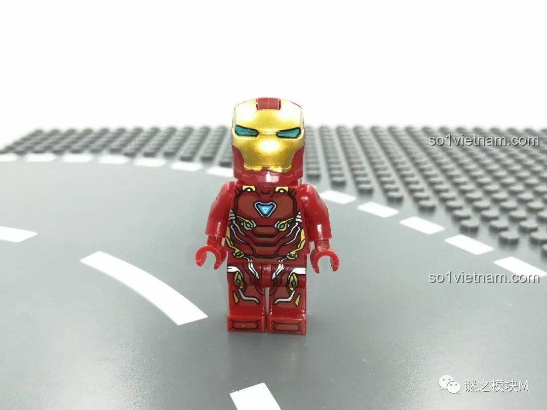 Minifigure Iron Man MK85 nhìn nghiêng trong bộ LY 76028 đồ chơi lắp ráp. Review đồ chơi lắp ráp.