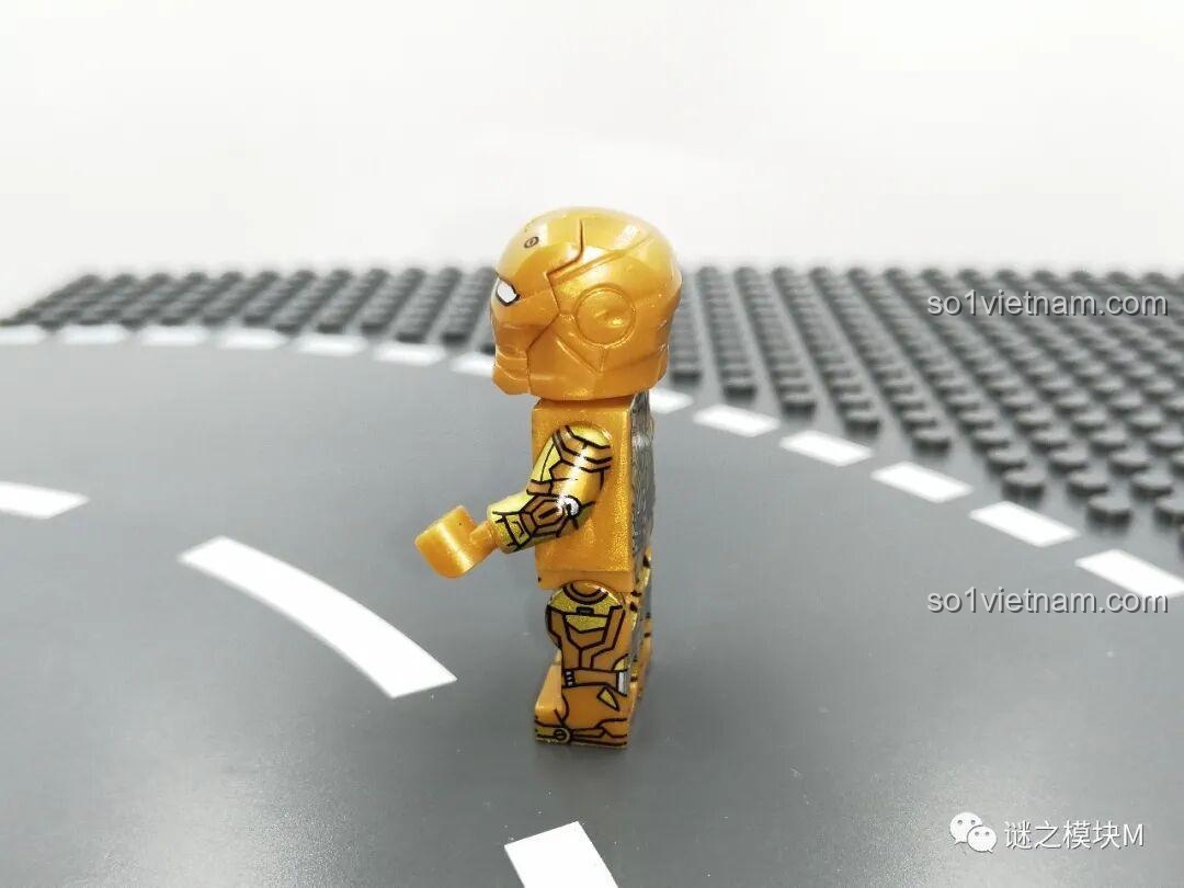 Minifigure Tron Light Cycle Orange nhìn nghiêng trong bộ LY 76028 đồ chơi lắp ráp. Review đồ chơi lắp ráp.