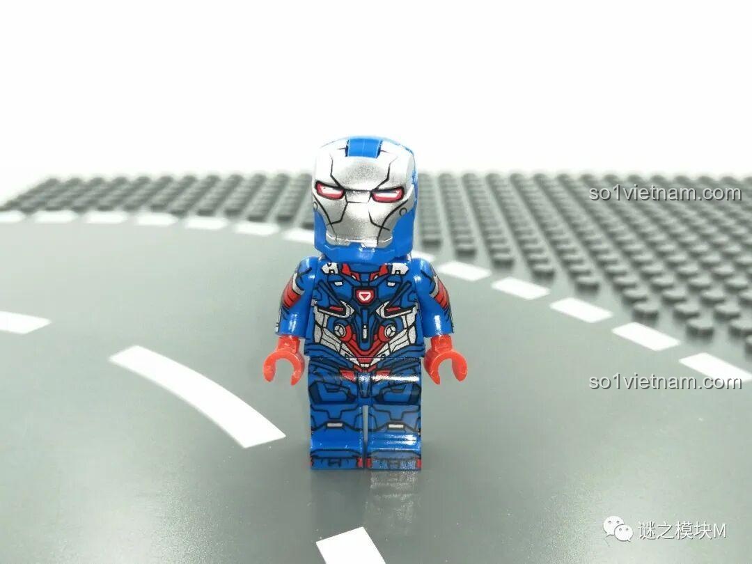 Minifigure War Machine màu đen trong bộ LY 76028 đồ chơi lắp ráp. Review đồ chơi lắp ráp.