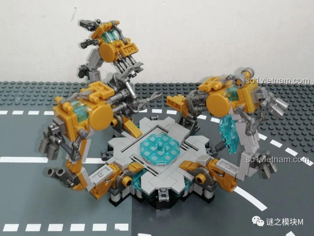 Bàn tháo lắp giáp trung tâm có thể xoay được trong bộ LY 76028 Hulkbuster. Review đồ chơi lắp ráp.