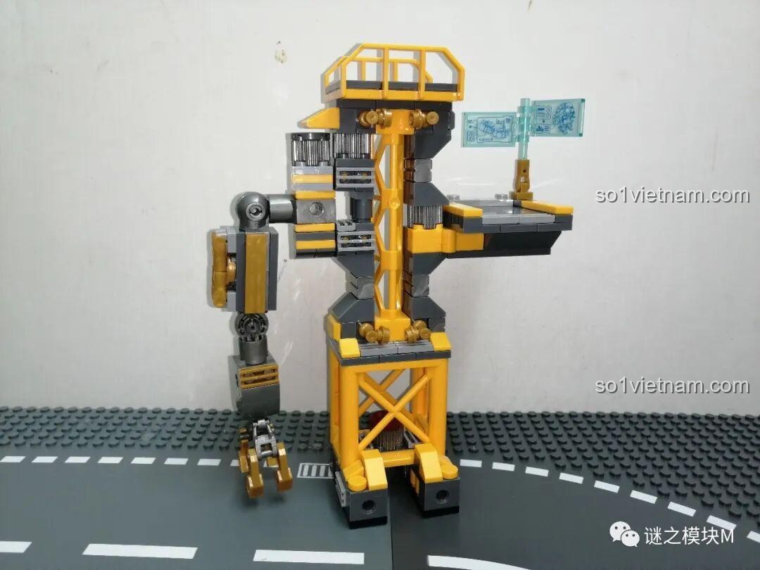 Cánh tay cơ khí lớn bên trái của bệ tháo lắp Hulkbuster trong bộ LY 76028 Hulkbuster. Review đồ chơi lắp ráp.