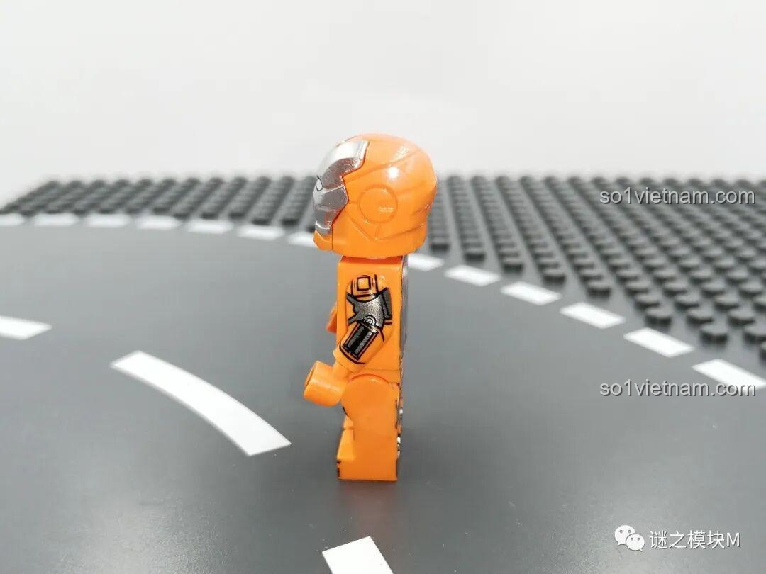 Minifigure Iron Man MK26 nhìn nghiêng trong bộ LY 76028 Hulkbuster. Review đồ chơi lắp ráp.