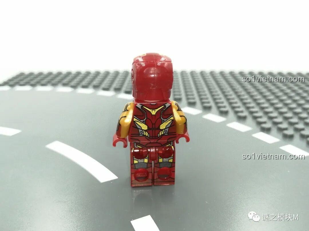 Mặt sau của minifigure Iron Man MK38 trong bộ LY 76028 Hulkbuster. Review đồ chơi lắp ráp.