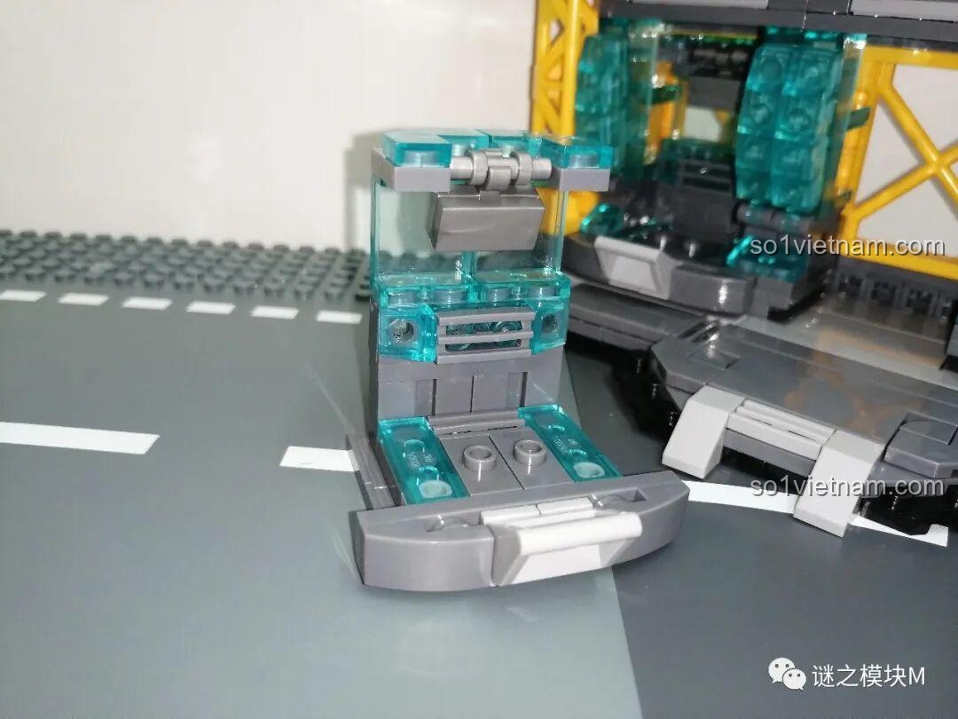 Minifigure Tony Stark nhìn nghiêng, thể hiện chi tiết in trên áo của bộ LY 76028 Hulkbuster. Review đồ chơi lắp ráp.