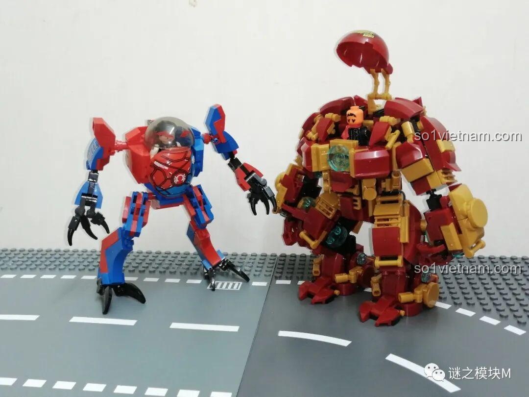 Hulkbuster đứng trên bệ tháo lắp giáp hoàn chỉnh của bộ LY 76028 Hulkbuster. Review đồ chơi lắp ráp.