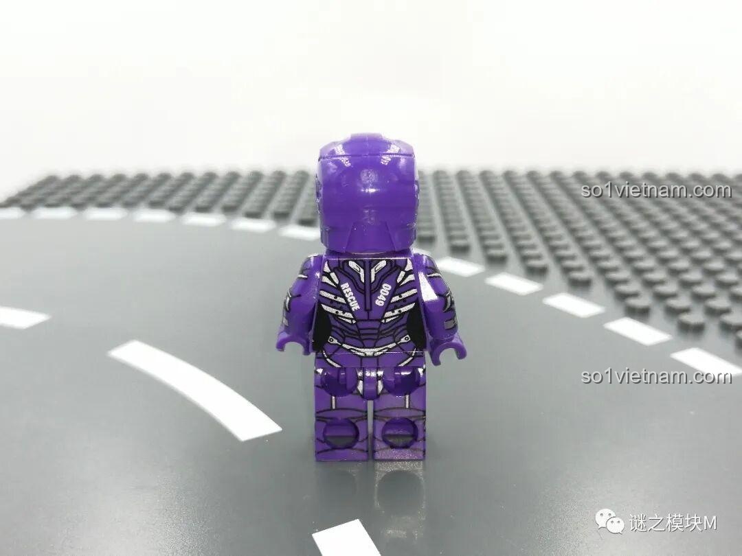 Mặt sau của minifigure War Machine màu xanh trong bộ LY 76028 Hulkbuster. Review đồ chơi lắp ráp.