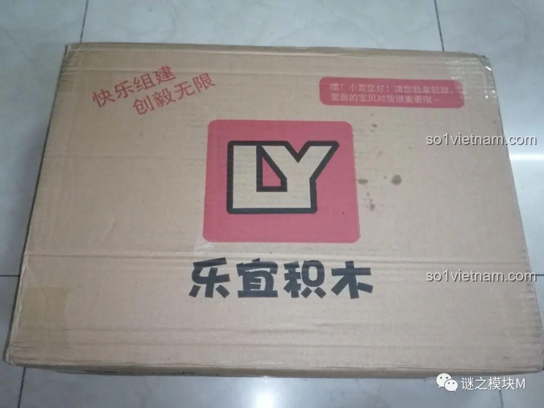 Hộp carton bên ngoài của bộ lắp ghép LY 76028 Kho Giáp Iron Man, đơn giản nhưng chứa đựng bất ngờ bên trong. Review LY 76028.