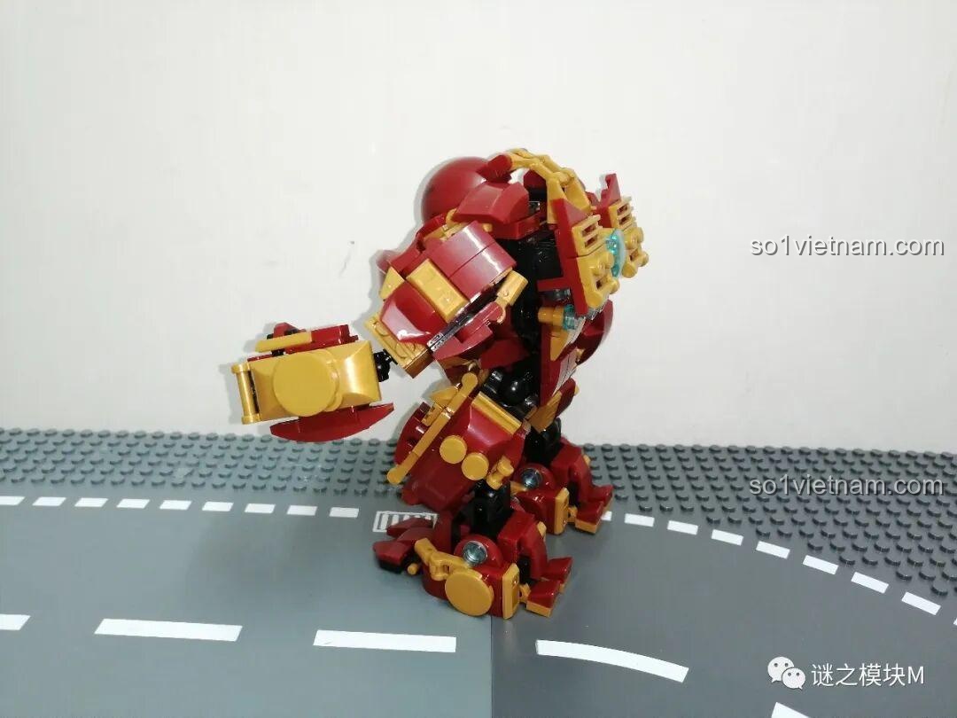 Mặt sau của Hulkbuster khổng lồ trong bộ LY 76028 Kho Giáp Iron Man. Nhận xét LY 76028.