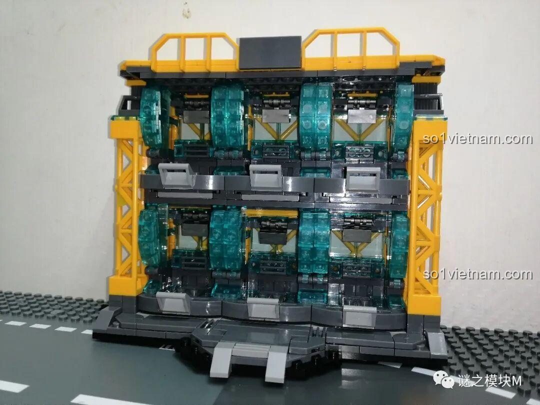 Góc nhìn từ trên cao của kho giáp trưng bày trong bộ LY 76028 Kho Giáp Iron Man. Nhận xét LY 76028.