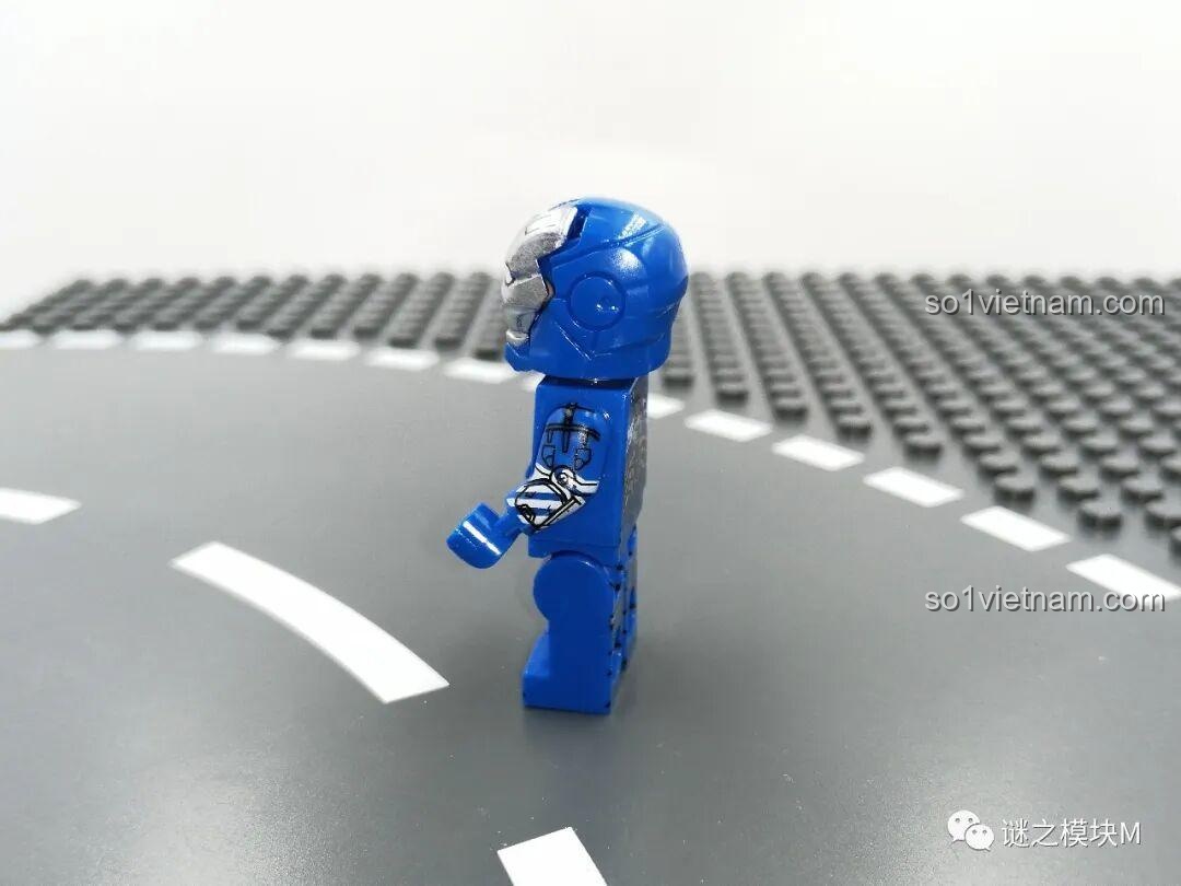 Minifigure Iron Man MK36 nhìn nghiêng trong bộ LY 76028 Kho Giáp Iron Man. Nhận xét LY 76028.