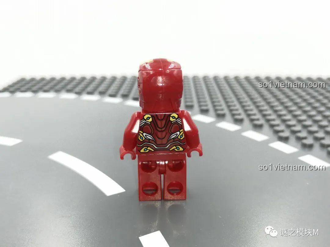 Mặt sau của minifigure Iron Man MK85 trong bộ LY 76028 Kho Giáp Iron Man. Nhận xét LY 76028.