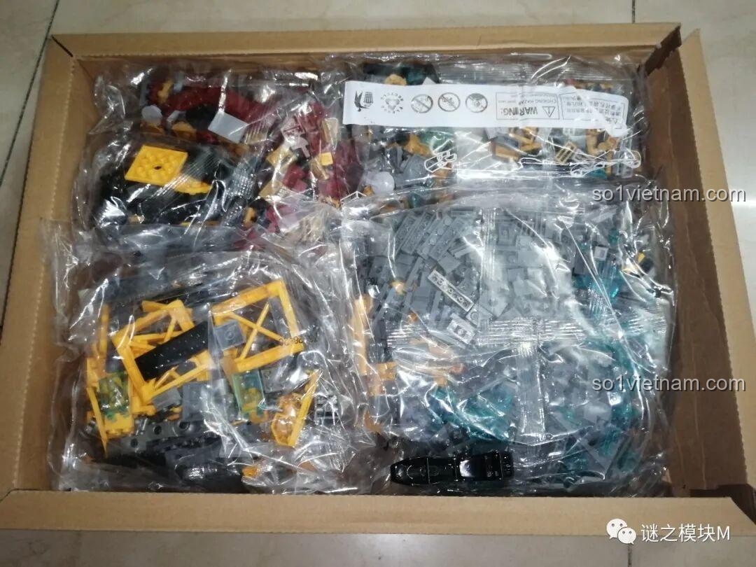 Bên trong hộp LY 76028 Kho Giáp Iron Man với các túi mảnh ghép được phân chia. Cảm nhận LY 76028.