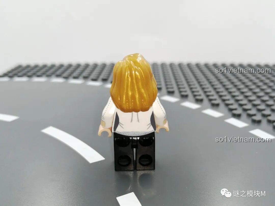 Mặt sau của minifigure Rescue Armor trong bộ LY 76028 Kho Giáp Iron Man. Nhận xét LY 76028.