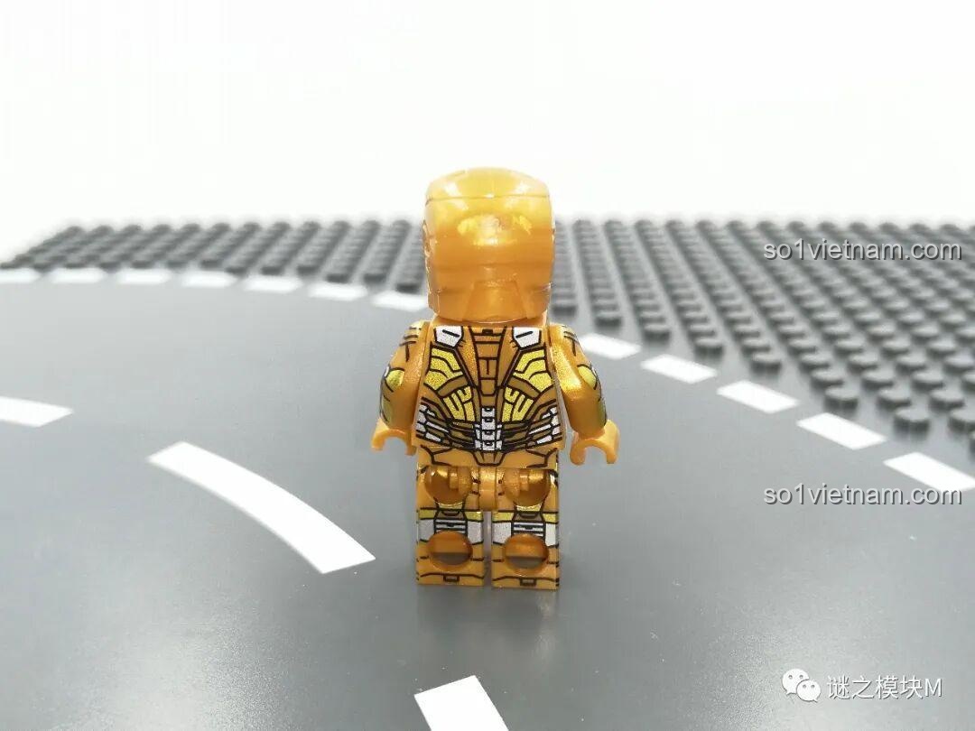 Mặt sau của minifigure Tron Light Cycle Orange trong bộ LY 76028 Kho Giáp Iron Man. Nhận xét LY 76028.