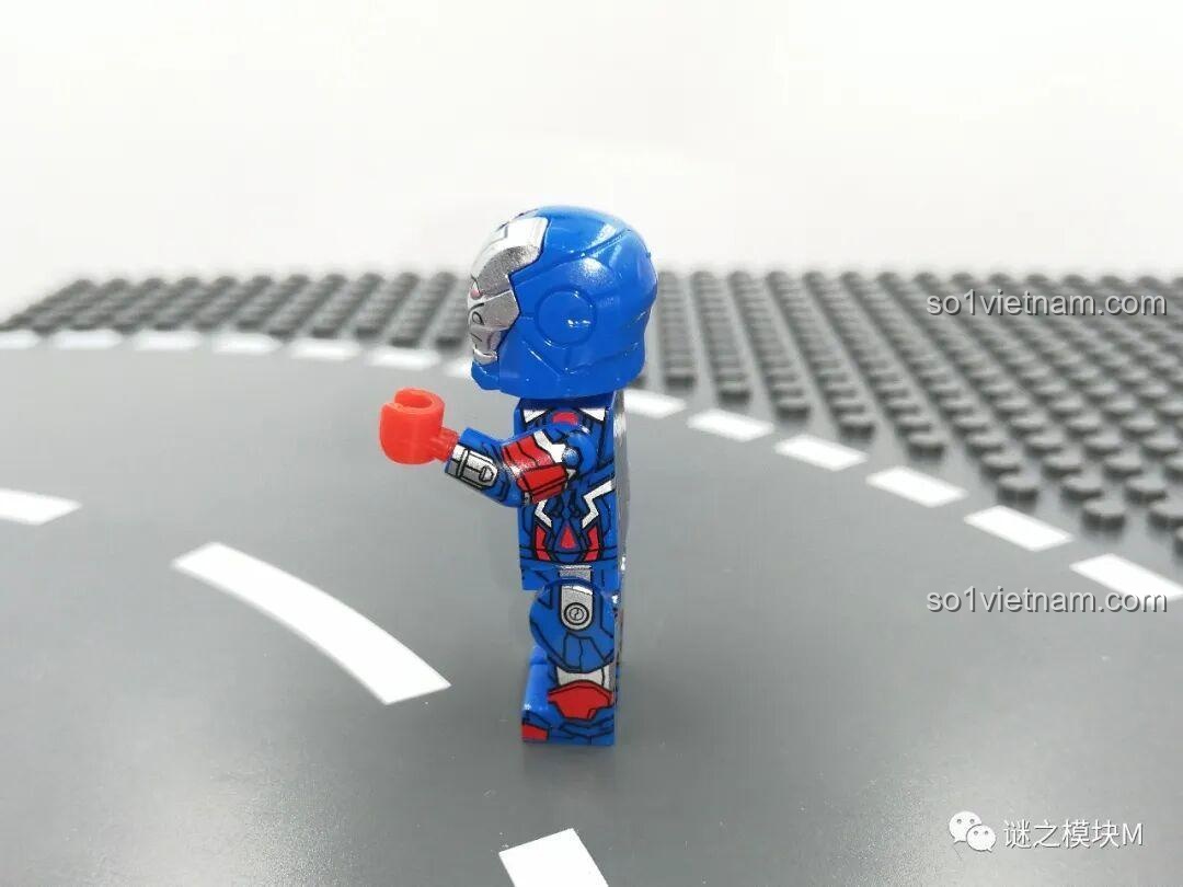 Mặt sau của minifigure War Machine màu đen trong bộ LY 76028 Kho Giáp Iron Man. Nhận xét LY 76028.