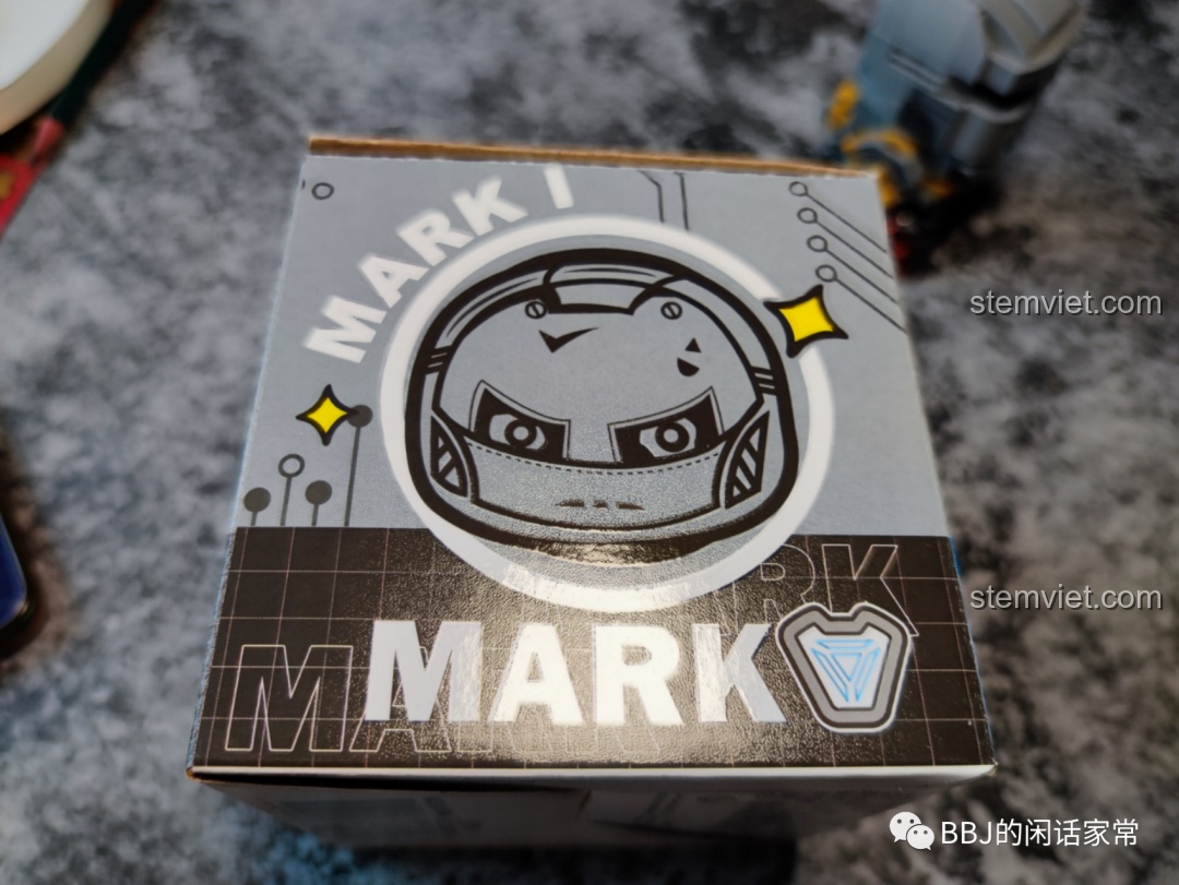 Cận cảnh mặt trên hộp đồ chơi lắp ráp Iron Man Mark I LY 76063B, cho thấy chi tiết in ấn nổi bật.