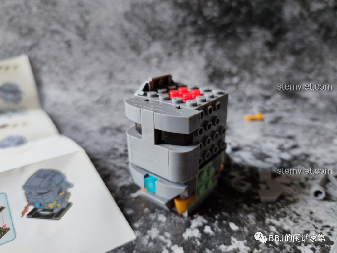 Cận cảnh phần thân và đầu của mô hình Iron Man Mark I LY 76063B trong quá trình lắp ráp.