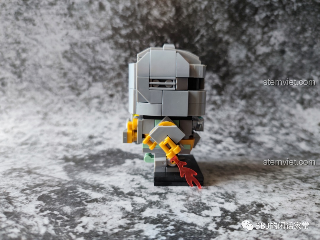 Mô hình Iron Man Mark I LY 76063B đã dán sticker, nhìn từ góc nghiêng.