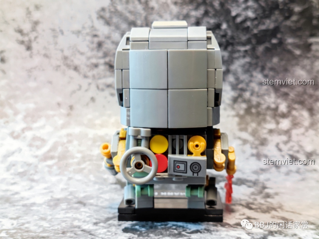 Cận cảnh phần đầu của mô hình Iron Man Mark I LY 76063B đã dán sticker.