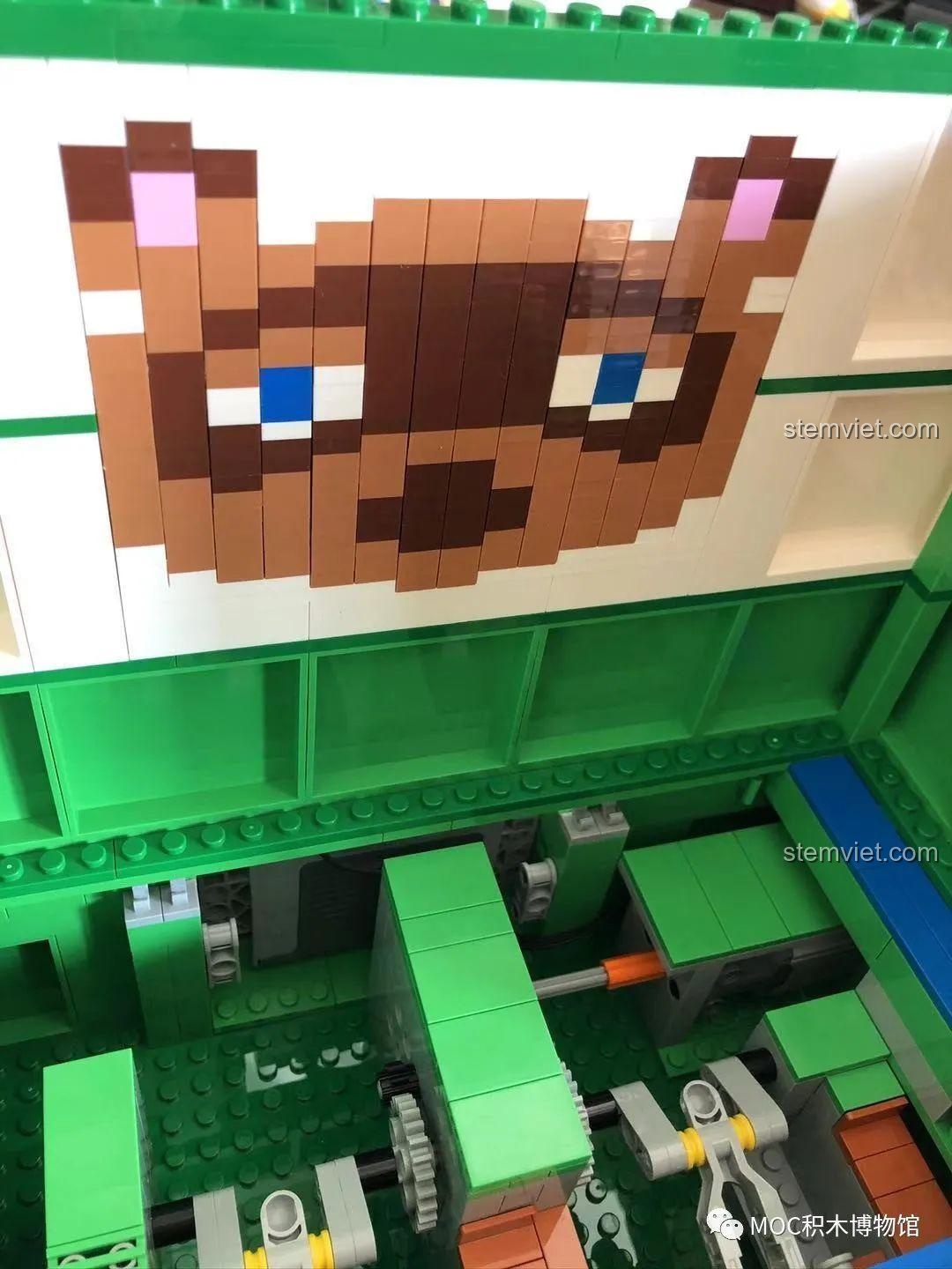 Cận cảnh chi tiết pixel art chú gấu mèo trên Máy Đẩy Xu Điện Tử Super 18K K104, thể hiện sự tỉ mỉ trong thiết kế.