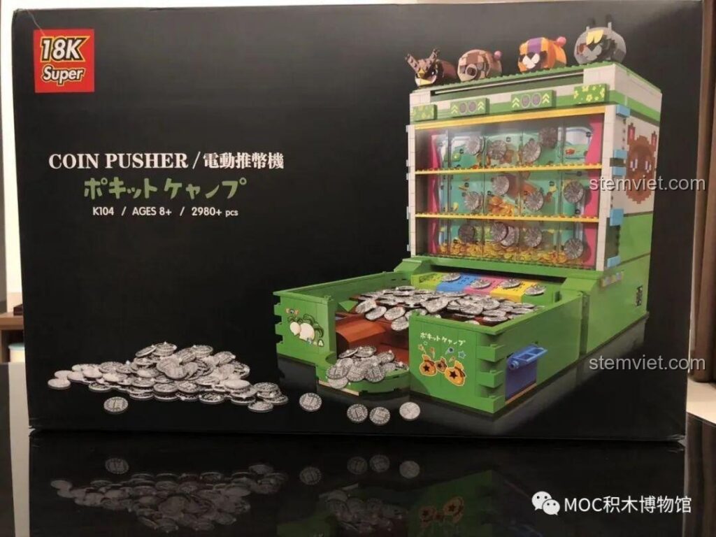 Hộp đồ chơi lắp ráp Máy Đẩy Xu Điện Tử Super 18K K104 với hình ảnh mô hình hoàn chỉnh và đồng xu, thu hút người chơi game arcade.