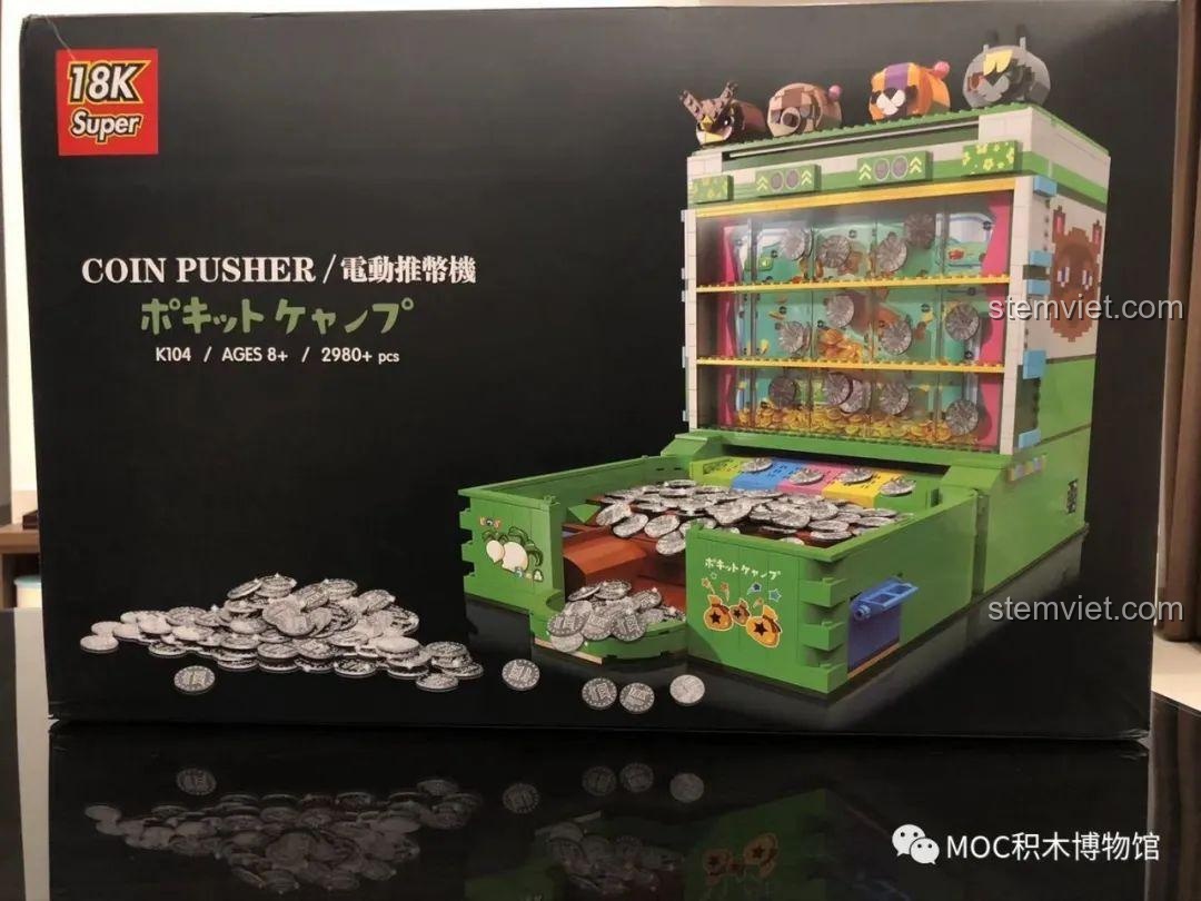 Hộp đồ chơi lắp ráp Máy Đẩy Xu Điện Tử Super 18K K104 với hình ảnh mô hình hoàn chỉnh và đồng xu, thu hút người chơi game arcade.