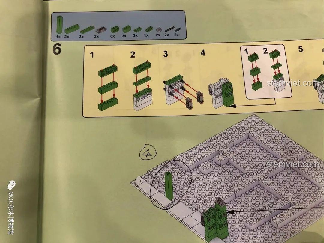 Trang hướng dẫn lắp ráp chi tiết của bộ đồ chơi Máy Đẩy Xu Điện Tử Super 18K K104, minh họa các bước lắp cơ bản.