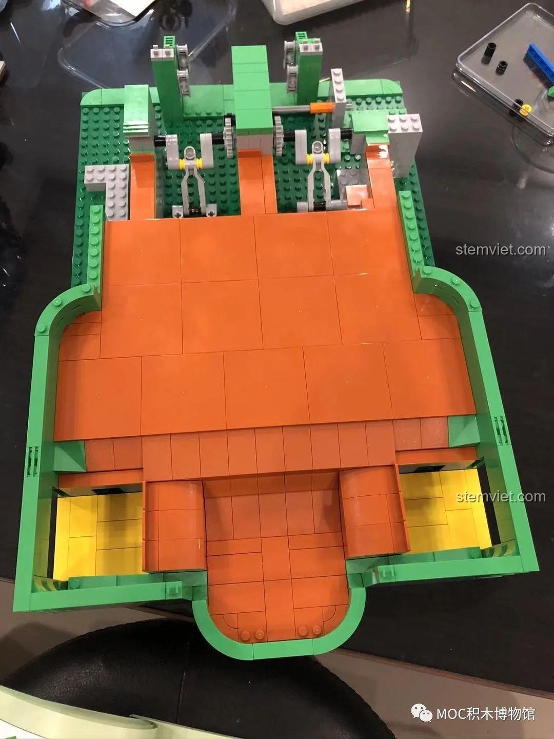 Giai đoạn giữa của quá trình lắp ráp Máy Đẩy Xu Điện Tử Super 18K K104, hoàn thiện phần sàn và các chi tiết bên trong.