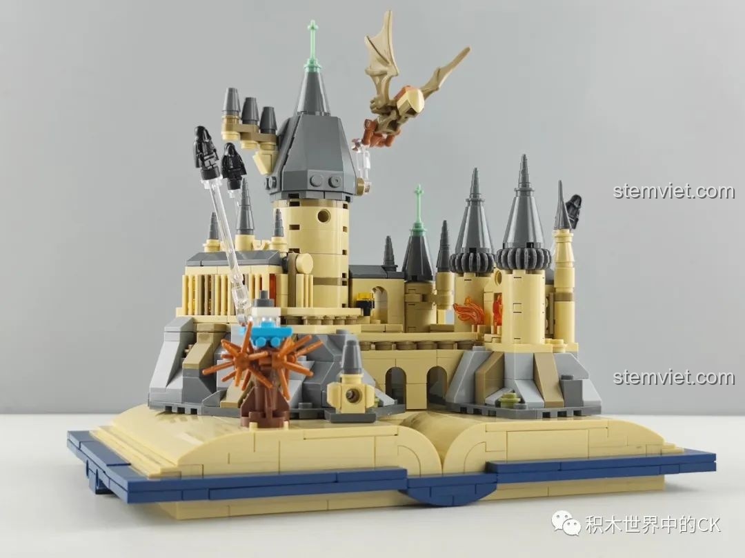 Trải nghiệm Meiji 13010 Mô hình Lâu đài Hogwarts, ảnh chụp toàn cảnh sản phẩm sau khi lắp ráp hoàn chỉnh.