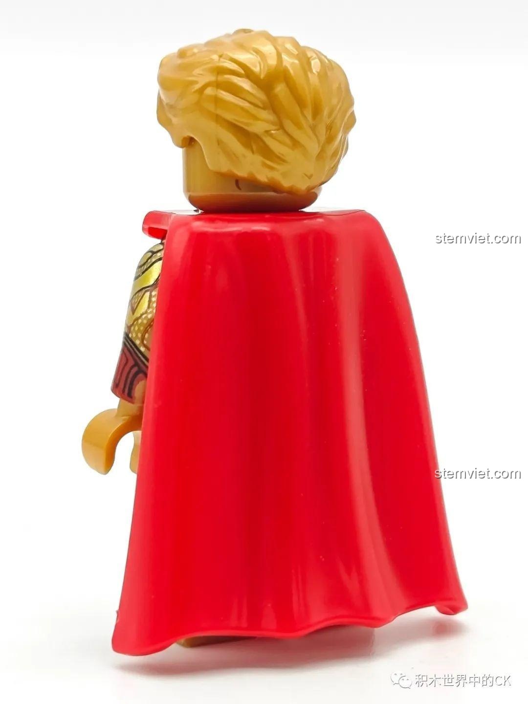 Mặt sau của minifigure Adam Warlock KORUIT XP-533 với chiếc áo choàng đỏ, một chi tiết đẹp của bộ đồ chơi Vệ Binh Dải Ngân Hà.