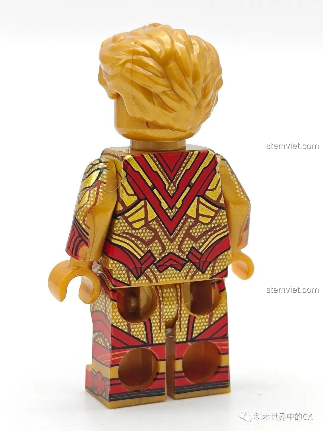 Chi tiết in ở mặt sau của minifigure Adam Warlock KORUIT XP-533, cho thấy chất lượng của đồ chơi lắp ráp KORUIT.