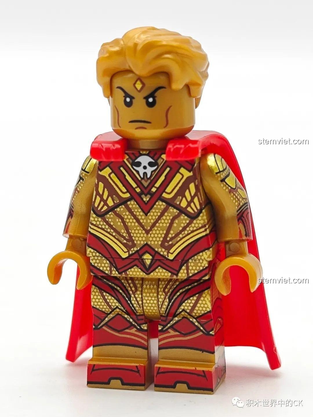 Cận cảnh minifigure Adam Warlock KORUIT XP-533 với bộ giáp vàng đỏ và áo choàng, một mô hình đồ chơi lắp ráp ấn tượng.
