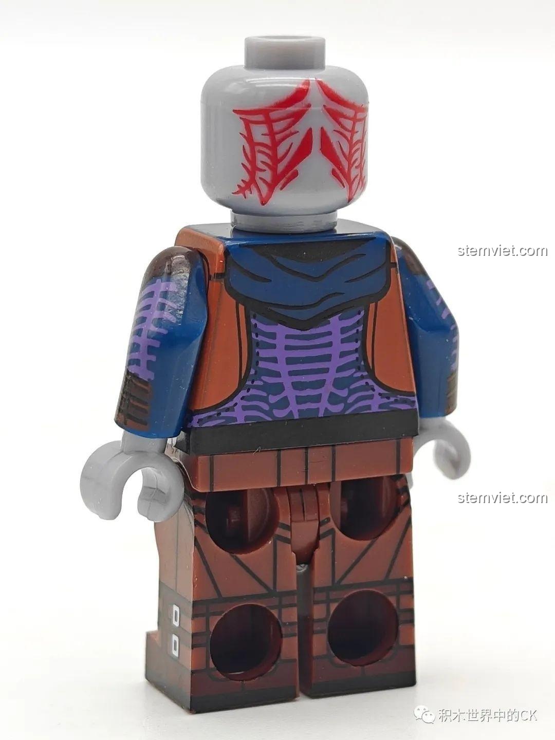Mặt sau của minifigure Drax KORUIT XP-532 cho thấy chi tiết in trên lưng và sau đầu, một phần của bộ đồ chơi lắp ráp chất lượng.