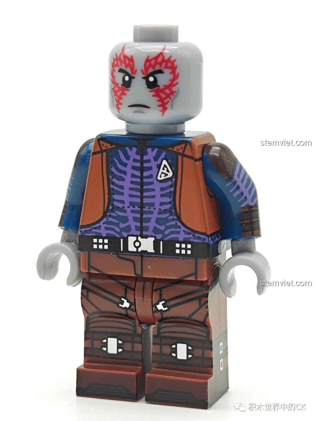 Cận cảnh mặt trước minifigure Drax KORUIT XP-532 với các chi tiết in sắc nét trên thân áo và hình xăm đỏ trên mặt.
