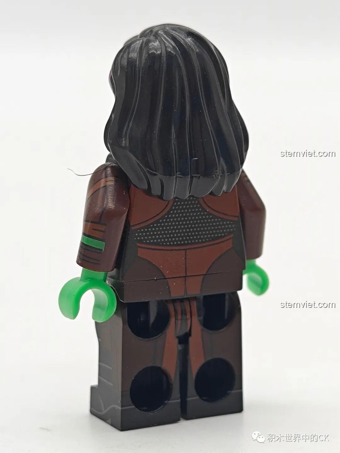 Mặt sau của minifigure Gamora KORUIT XP-537, cho thấy chi tiết in trên lưng, một phần của bộ đồ chơi lắp ráp Vệ Binh Dải Ngân Hà.