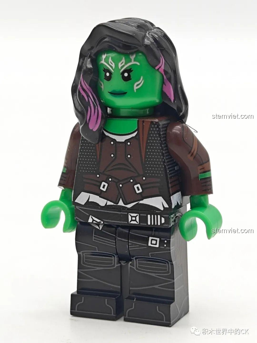Cận cảnh minifigure Gamora KORUIT XP-537 với làn da xanh và trang phục chiến đấu, một nhân vật nữ mạnh mẽ trong bộ đồ chơi lắp ráp.