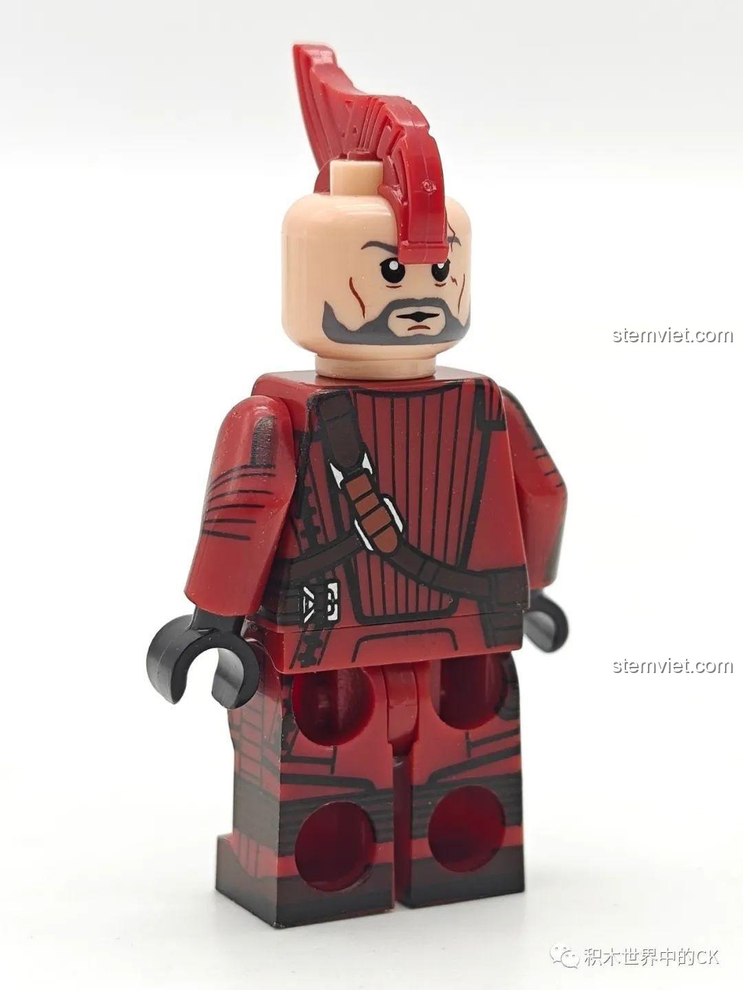 Mặt sau của minifigure Kraglin KORUIT XP-536, cho thấy chi tiết in trên lưng, một phần của bộ đồ chơi lắp ráp KORUIT KT1070.