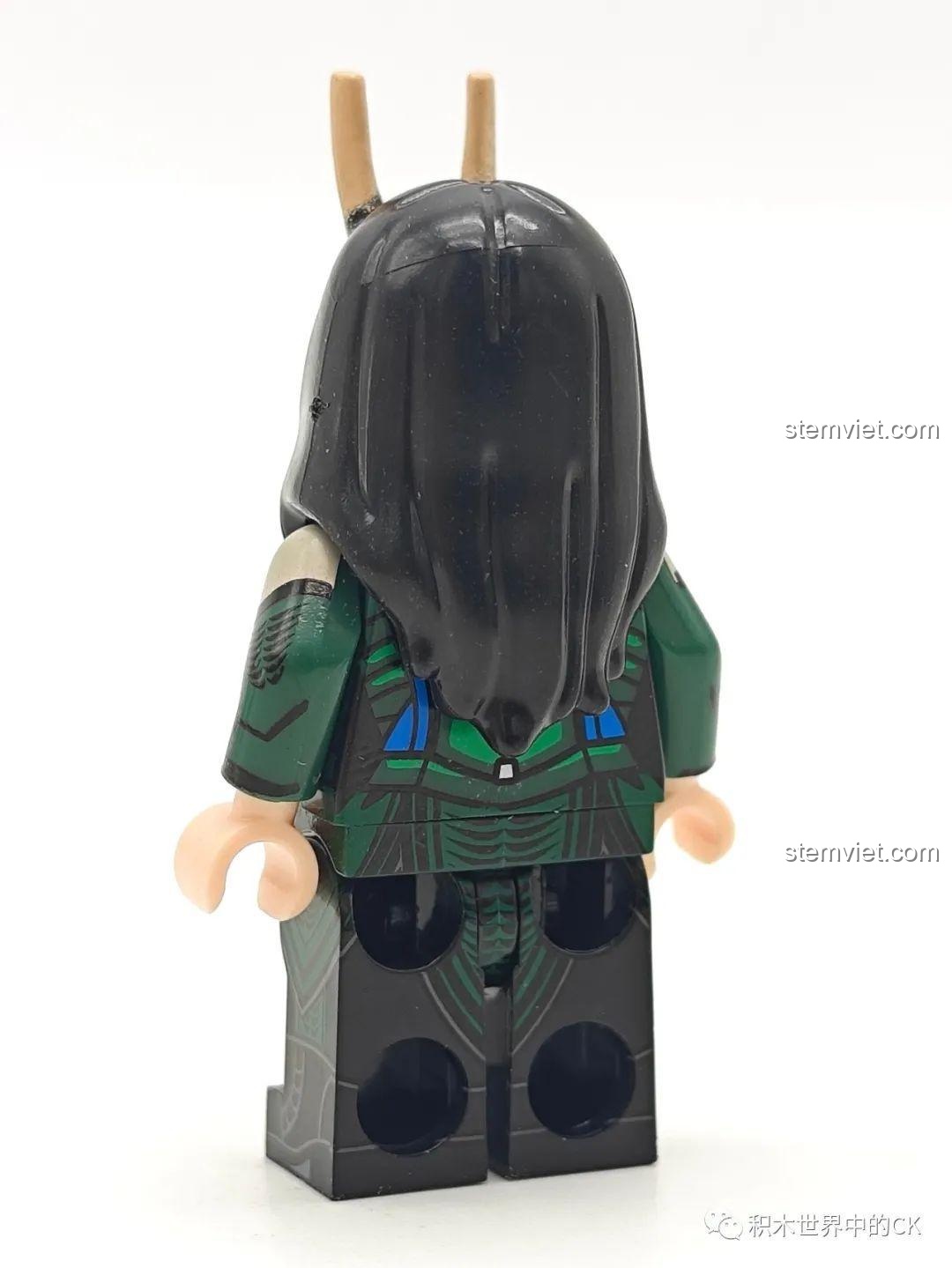 Mặt sau của minifigure Mantis KORUIT XP-534, cho thấy chi tiết in trên lưng, một minh chứng cho chất lượng đồ chơi lắp ráp KORUIT.