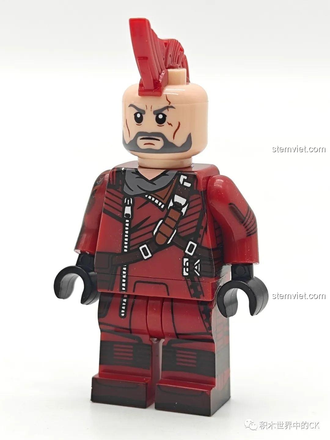 Cận cảnh minifigure Ravager XP-536 từ set KORUIT KT1070, với mái tóc mohawk đỏ và trang phục phe cướp bóc.