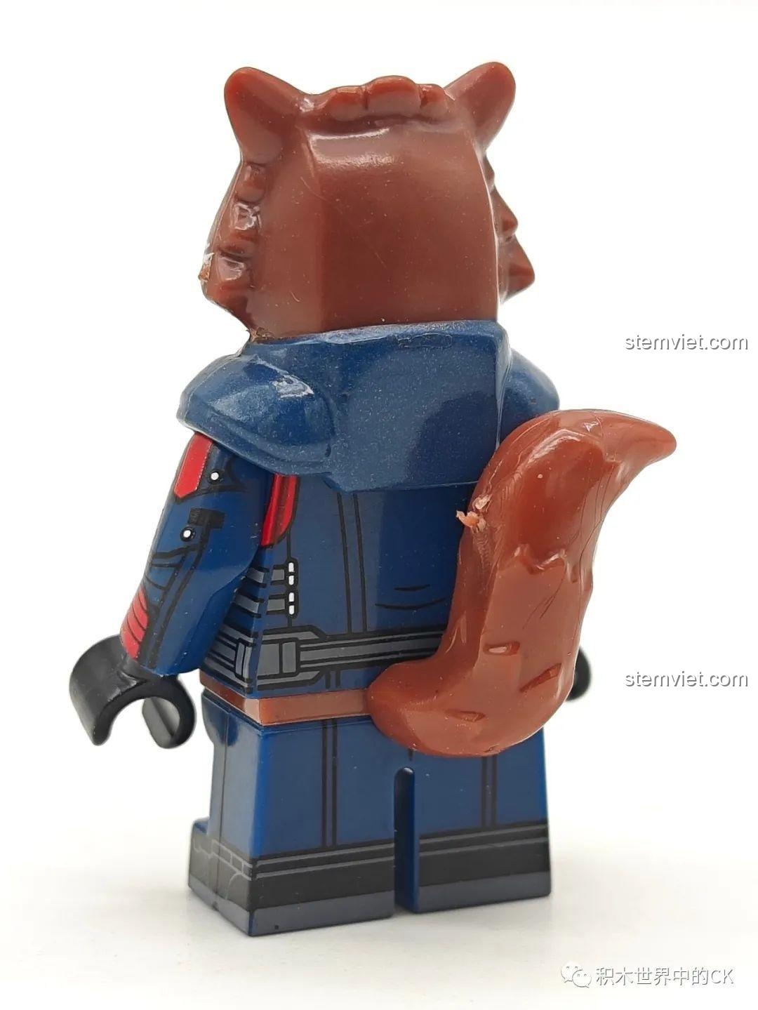 Mặt sau của minifigure Rocket Raccoon KORUIT XP-539 với chiếc đuôi đặc trưng, một chi tiết quan trọng của món đồ chơi mô hình này.