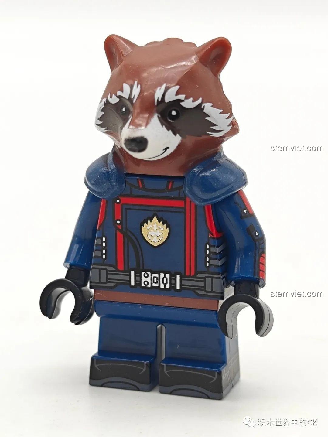 Cận cảnh minifigure Rocket Raccoon KORUIT XP-539 trong bộ giáp xanh, một nhân vật được yêu thích trong bộ đồ chơi lắp ráp Vệ Binh Dải Ngân Hà.