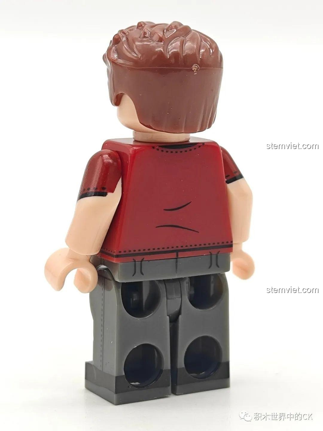 Mặt sau của minifigure Star-Lord KORUIT XP-538, cho thấy chi tiết in đơn giản trên lưng áo, một phần của bộ đồ chơi lắp ráp KORUIT.
