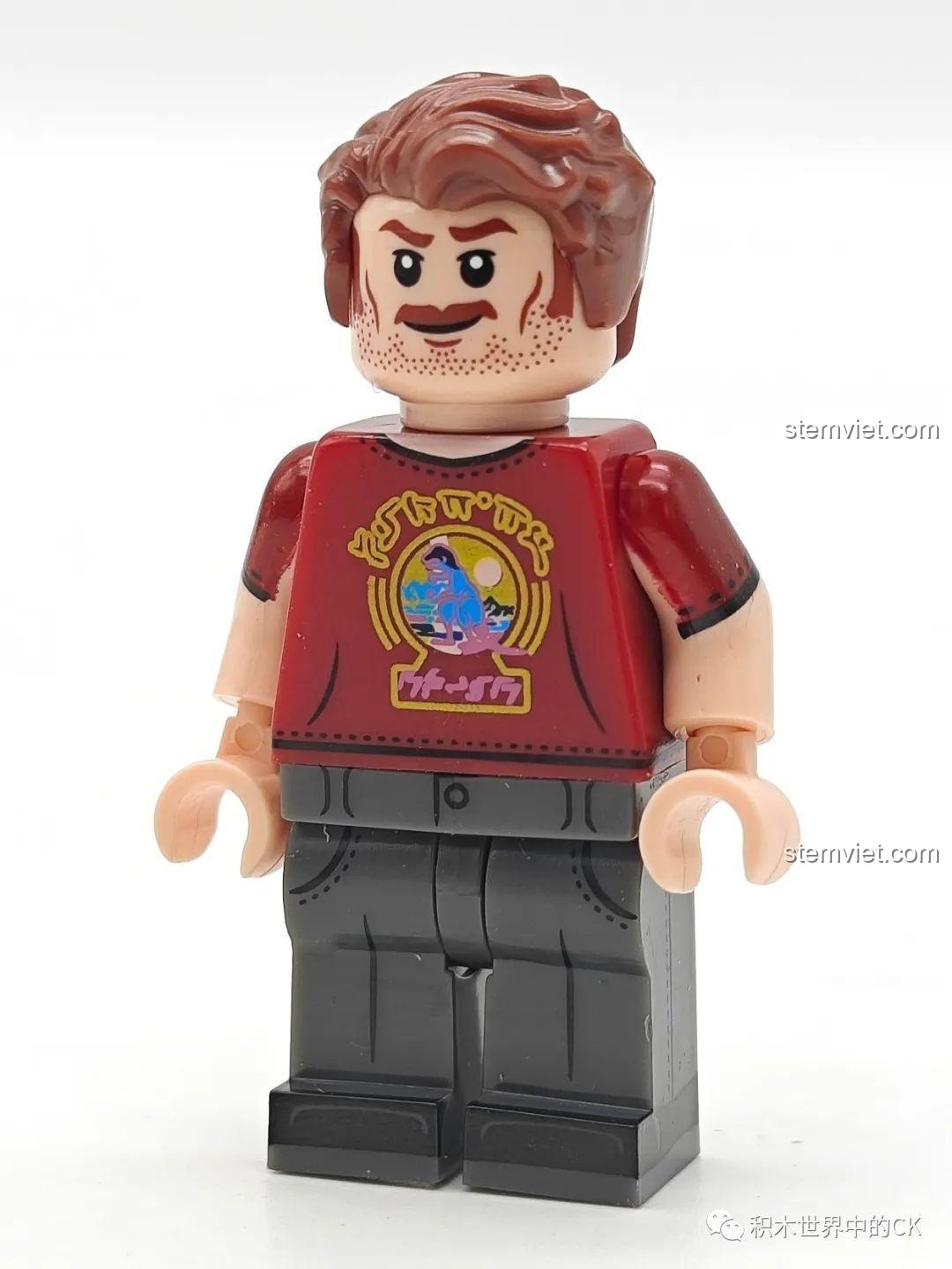 Cận cảnh minifigure Star-Lord KORUIT XP-538 trong trang phục áo thun đỏ, một phiên bản đời thường của nhân vật trong bộ đồ chơi lắp ráp.