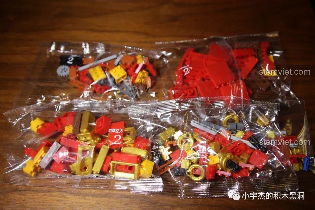 Đánh giá bộ xếp hình Mô Thuyền Rồng Cổ XB25002, túi mảnh ghép số 2 với các chi tiết màu đỏ và vàng.